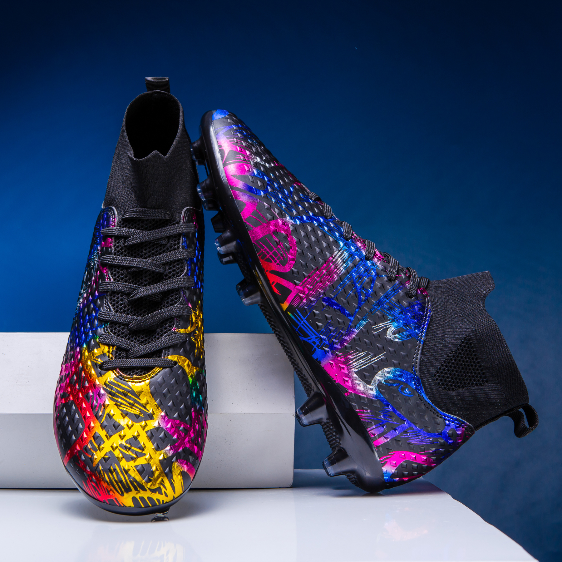 Herren Fußballschuhe AG/FG High-Top mit PU Obermaterial, TPU Sohle, Stoff  Innenfutter Innensohle, Schnürverschluss Universal Fit, Zufälliges