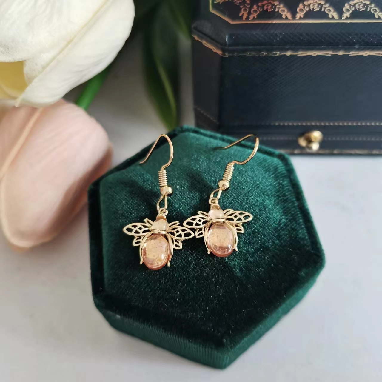 E-shop Exquisite Bienen-Design mit zufälligen Farben, dekorative Hängeohrringe im Retro-Boho-Stil, Schmuck für den täglichen, lässigen Gebrauch