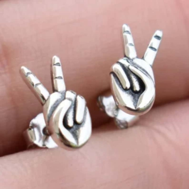 

925 Silver Plated Scissorhands Gesture Peace Sign Stud Earrings, Classic Cute Copper Earrings, Suitable For Mardi Gras And , Ideal Gift For Women And Ladies - All Season-compatible