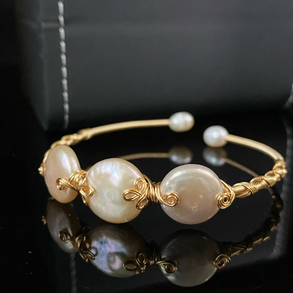 

1 Piece Exquisite Natural Freshwater Pearl Alloy Bracelet - Simple, Elegant, Openwork Design, Suitable For Both Men And Women - Hypoallergenic, Durable And Comfortable To Wear