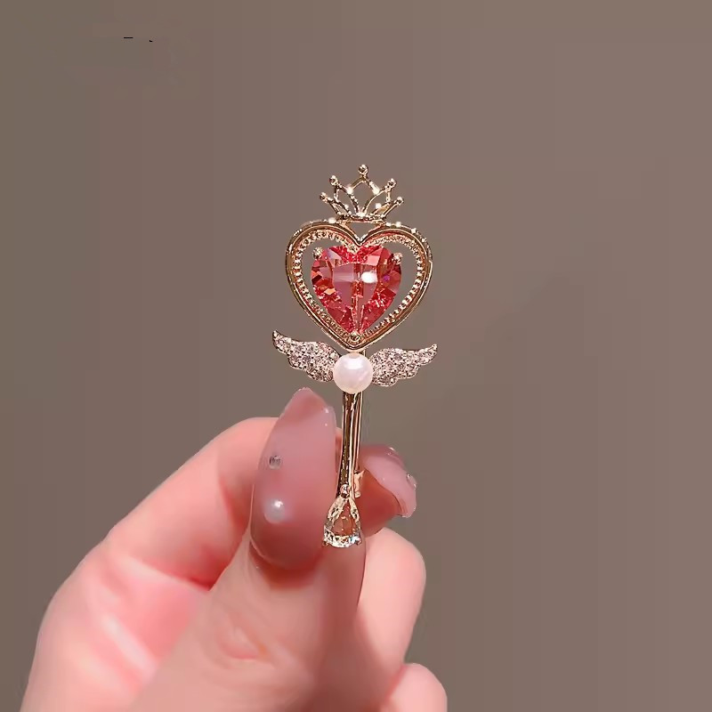 

Elegant Heart-shaped Rhinestone Brooch Pin With Crystal Accents And Pearl Detail – Novelty Wand Design For Sophisticated Clothing Decoration