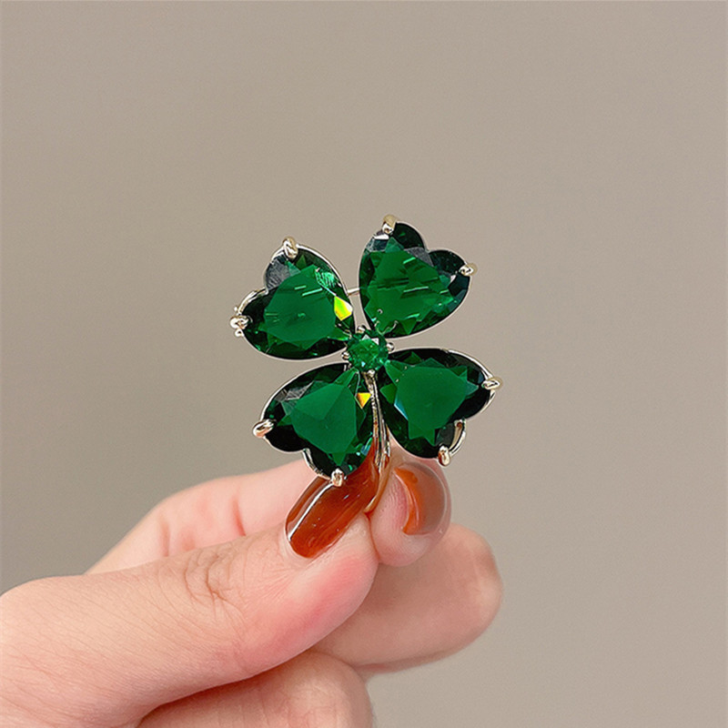 

Vintage Luxury Clover Brooch Pin, Synthetic Zirconia Emerald Temperament, Alloy Fashion Accessory For Women, No Plating, All-season Versatile, Ideal For Daily Wear & Gift-giving