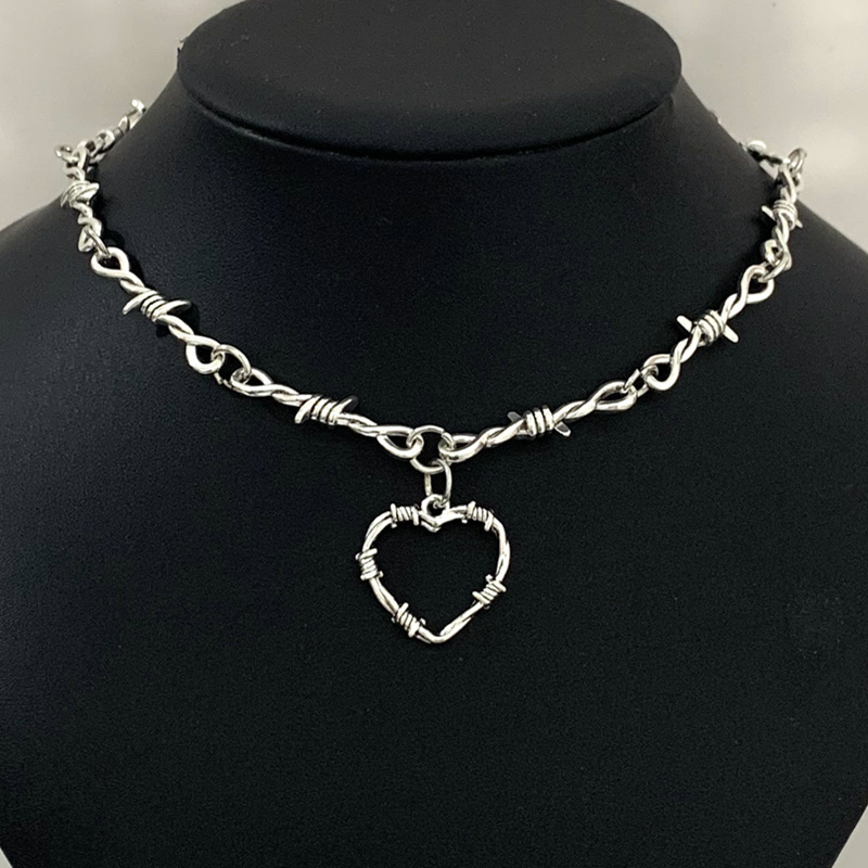 E-shop Ein Stück Gothic Draht Halskette aus Legierung mit Herz- und Schwertanhängern, im Vintage-Punk-Stil entworfen, plattiert mit Weißem K, ohne
