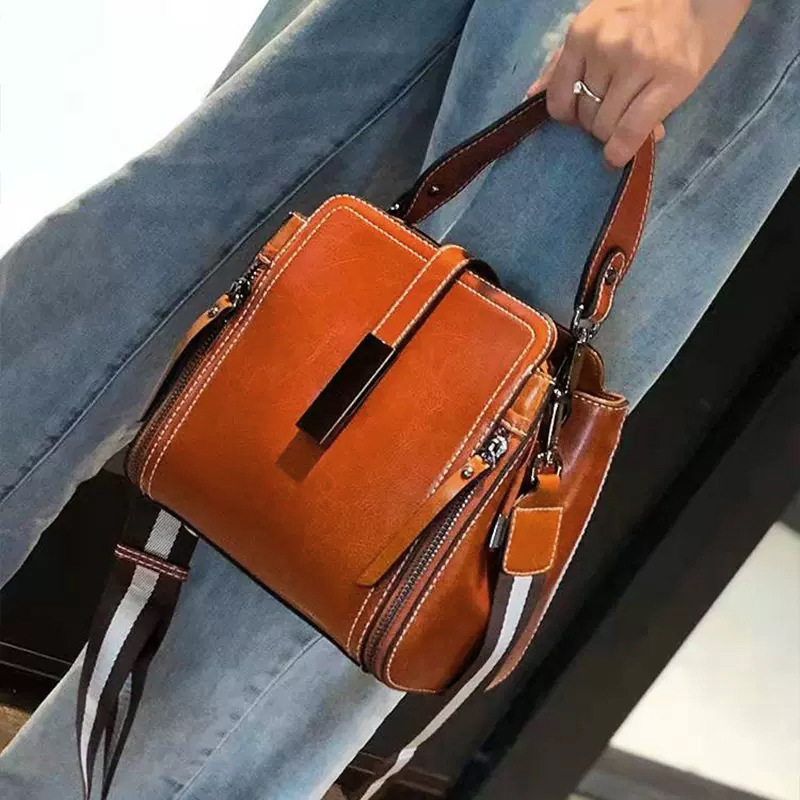 

Sac à main en cuir pour femmes, élégant et sophistiqué, avec un design seau et des options pour à l'épaule ou en bandoulière.