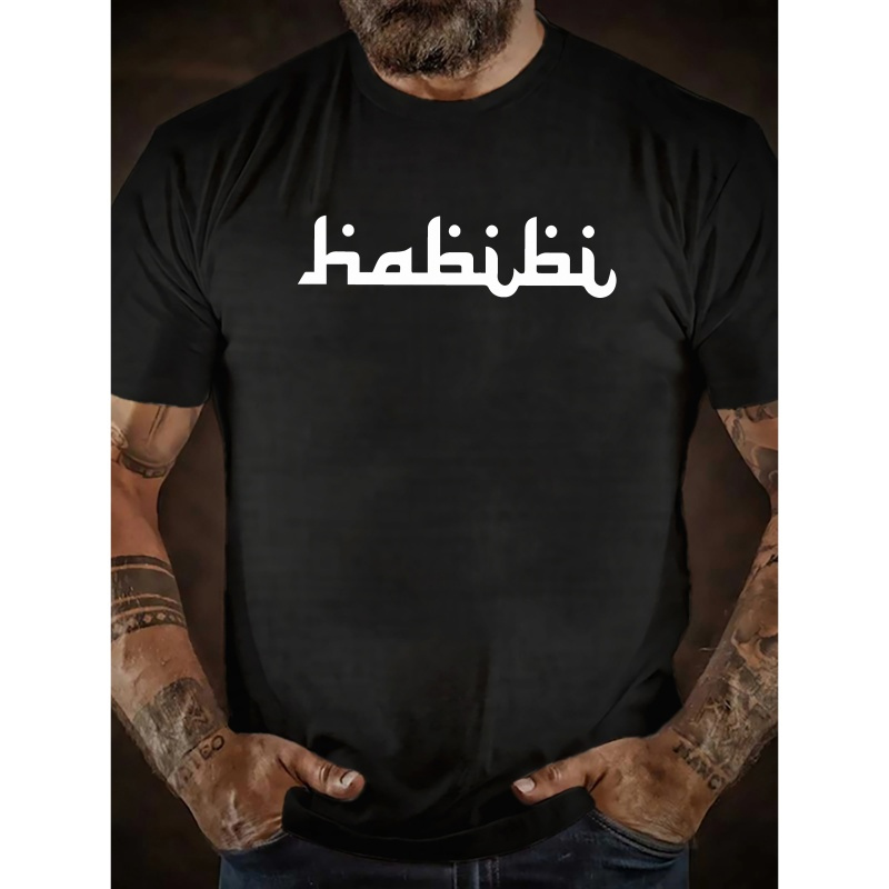 

T-shirt imprimé en arabe "" pour hommes - 100 % polyester, col rond décontracté, motif géométrique, tissu tricoté légèrement extensible, coupe standard, chemise d'été pour adultes.