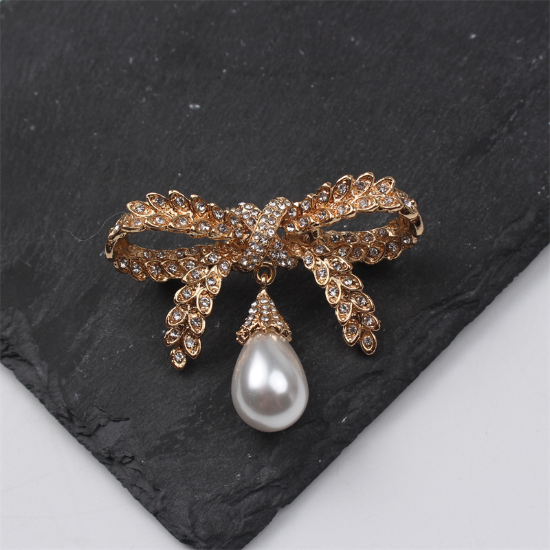 elegant luxury brooch baroque style enamel wheat bow with simulated pearl alloy novelty bow tie pin for autumn and winter coats fashionable irregular shape accessory details 5