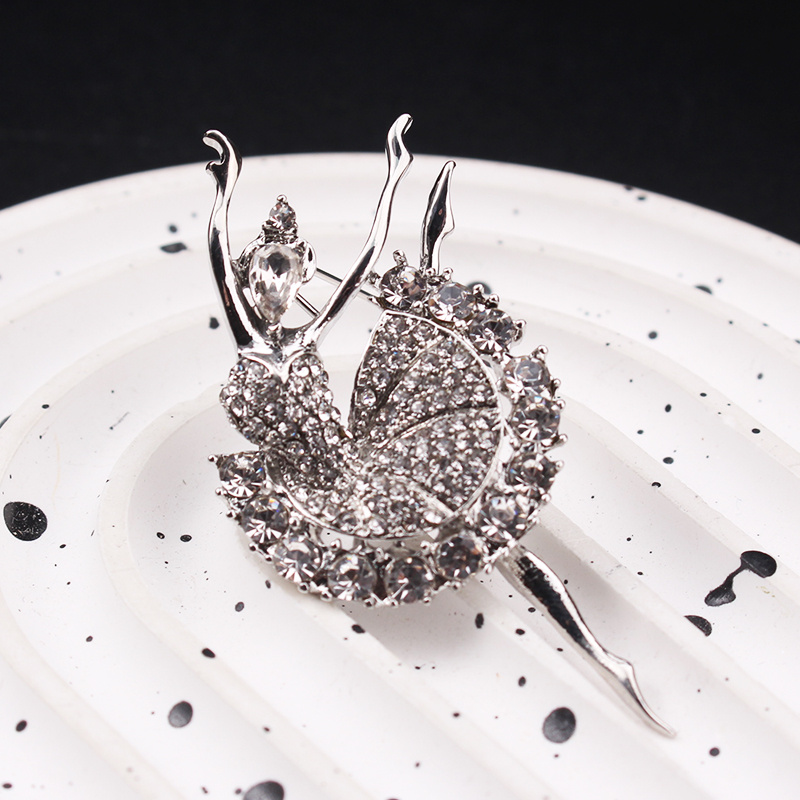 elegant   brooch with sparkling rhinestones vintage inspired   accessory details 2