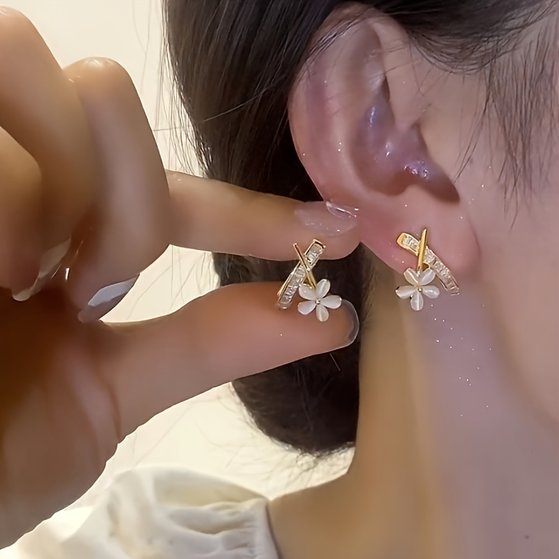 

Boucles d'oreilles élégantes en de croix, bijoux de mode pour femmes, avec strass, polyvalentes pour toutes les , parfaites pour la Saint-Valentin, les fêtes et .