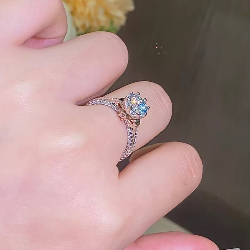 Women's 1 Carat Moissanite Halo Ring with 8 Claws
