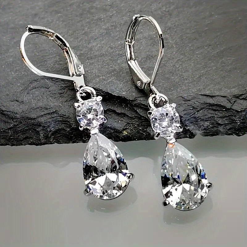 

Elegant And Luxurious Style Of Silver-plated Jewelry, Featuring Sparkling Droplet-shaped Earrings For A Glamorous Look At Parties.