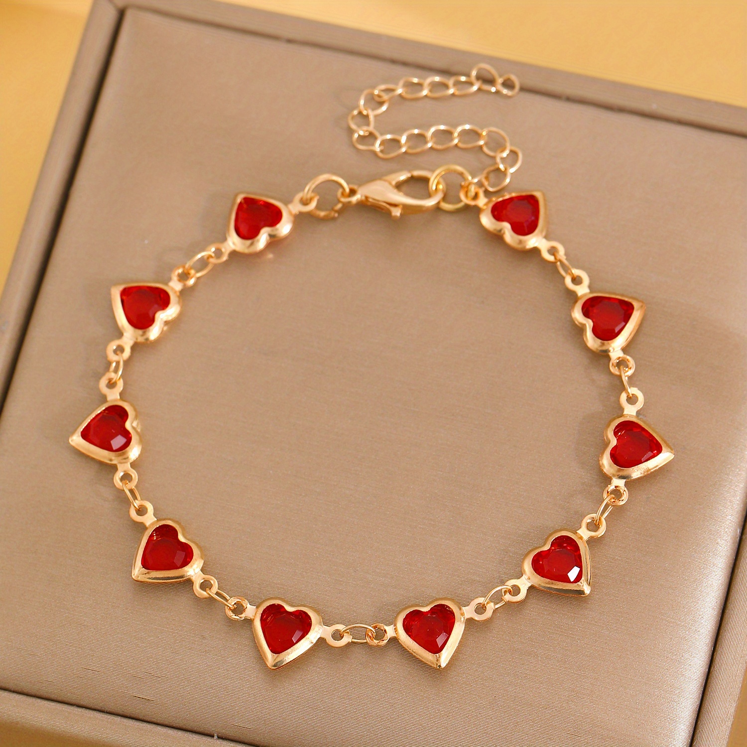 

Bracelet Charm Cœur Doré Élégant pour Femme - Bijoux en de Cuivre Simple avec Rouges, Idéal pour la Saint-Valentin & Tenue Décontractée, Placage - pour Thanksgiving & Festival du Printemps