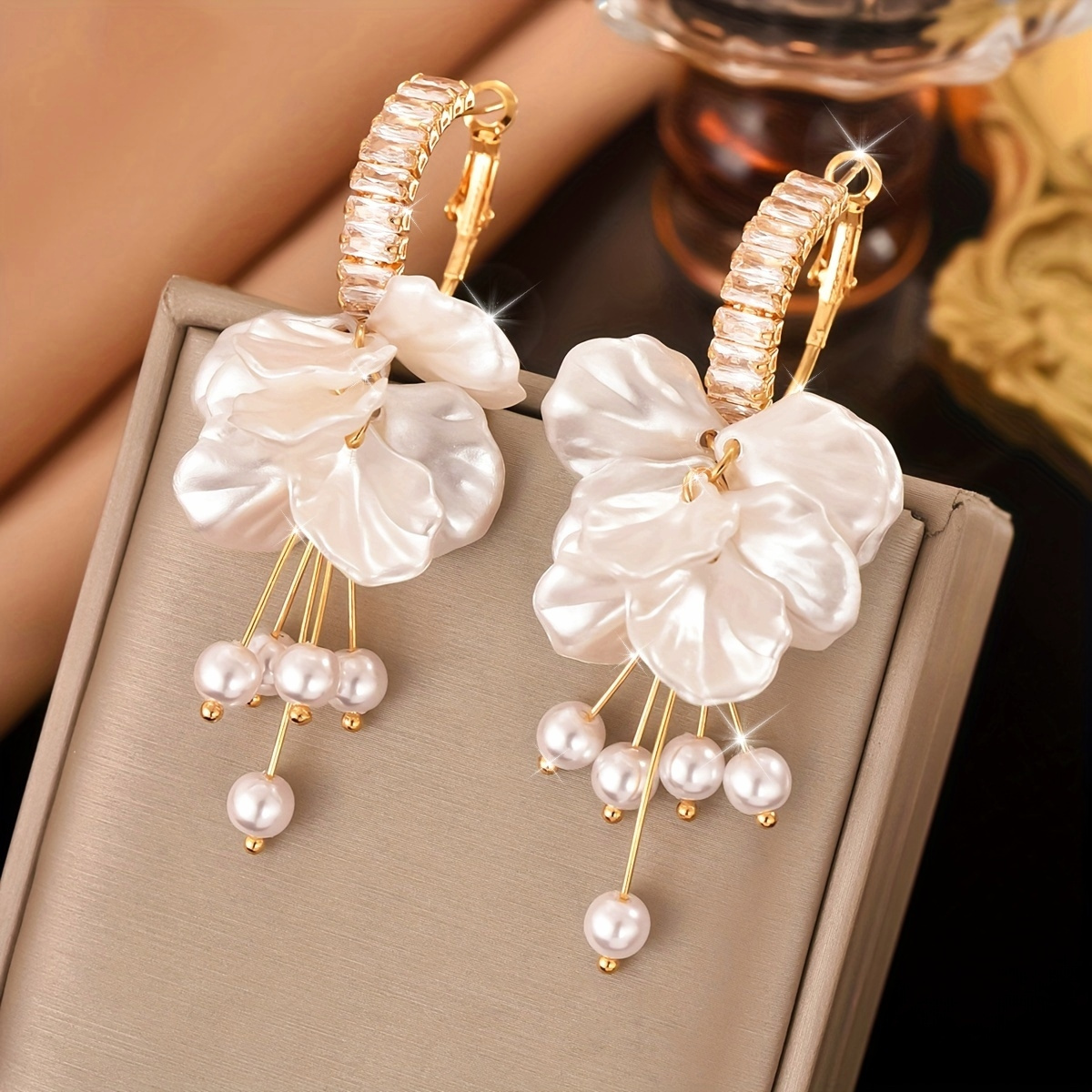 

A Pair Of New Jewelry Tassel Hanging Artificial Pearl Earrings Are Elegant, Fashionable, Simple, And , Suitable For Girls And Women To Wear At Daily Gift Parties.