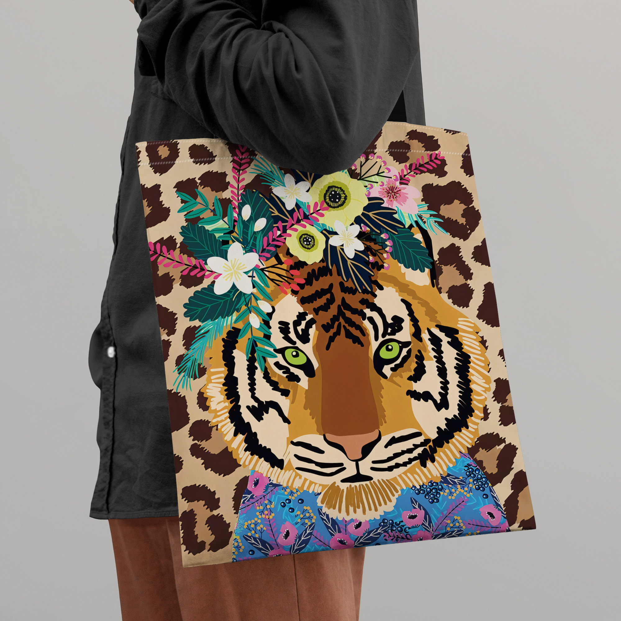 

1pc Of A Tiger Wearing A Wreath, Leopard Print Background Canvas Tote Bag, Shopping, Cheap, And Repeated Use