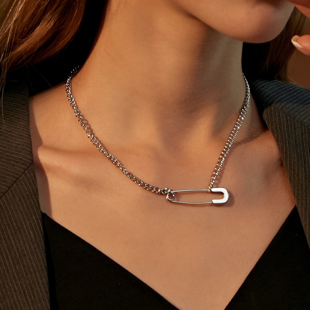 

Unique Safety Pin Necklace With Minimalist Design, Featuring A Simple Paperclip Pendant On A Chain In A Cool And Individualistic Style, Perfect For Couples' Accessories.