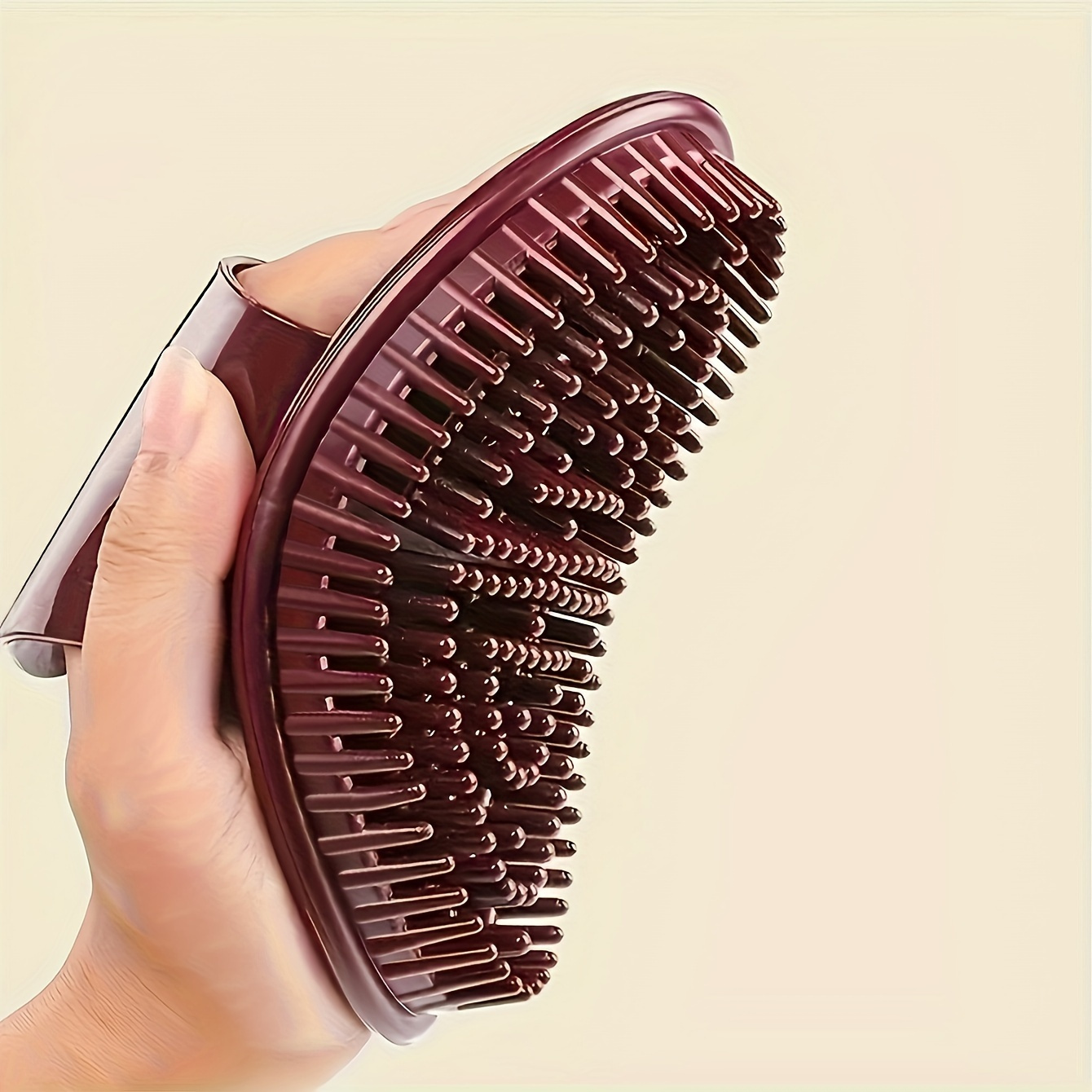 

Une brosse de shampooing magique pour un soin corporel et un massage spéciaux dans les salons de beauté.