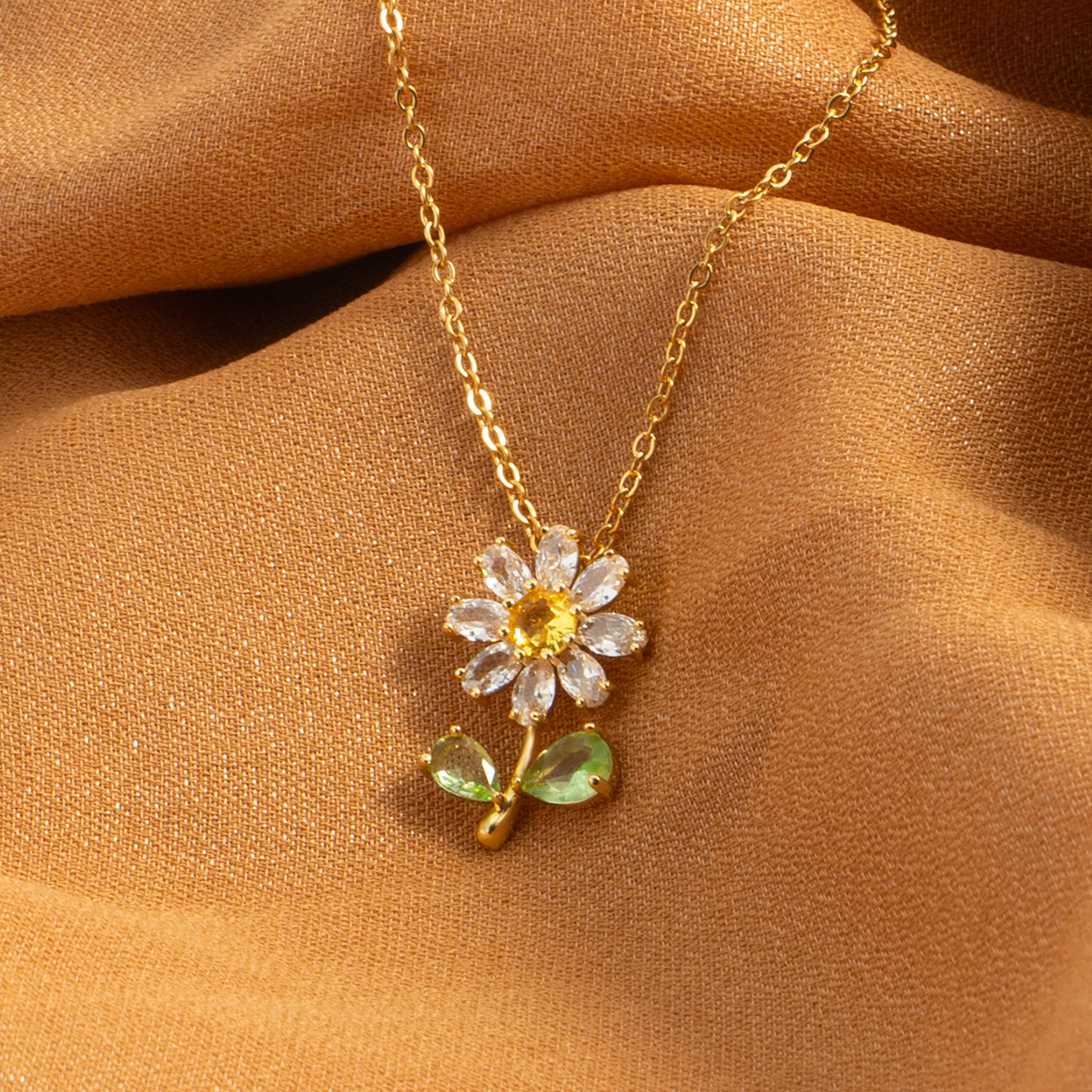 

Chic Sunflower Pendant Necklace With Sparkling Rhinestones - Hypoallergenic Stainless Steel, Everyday & Vacation Wear, Embellished With Diamonds, Country Style