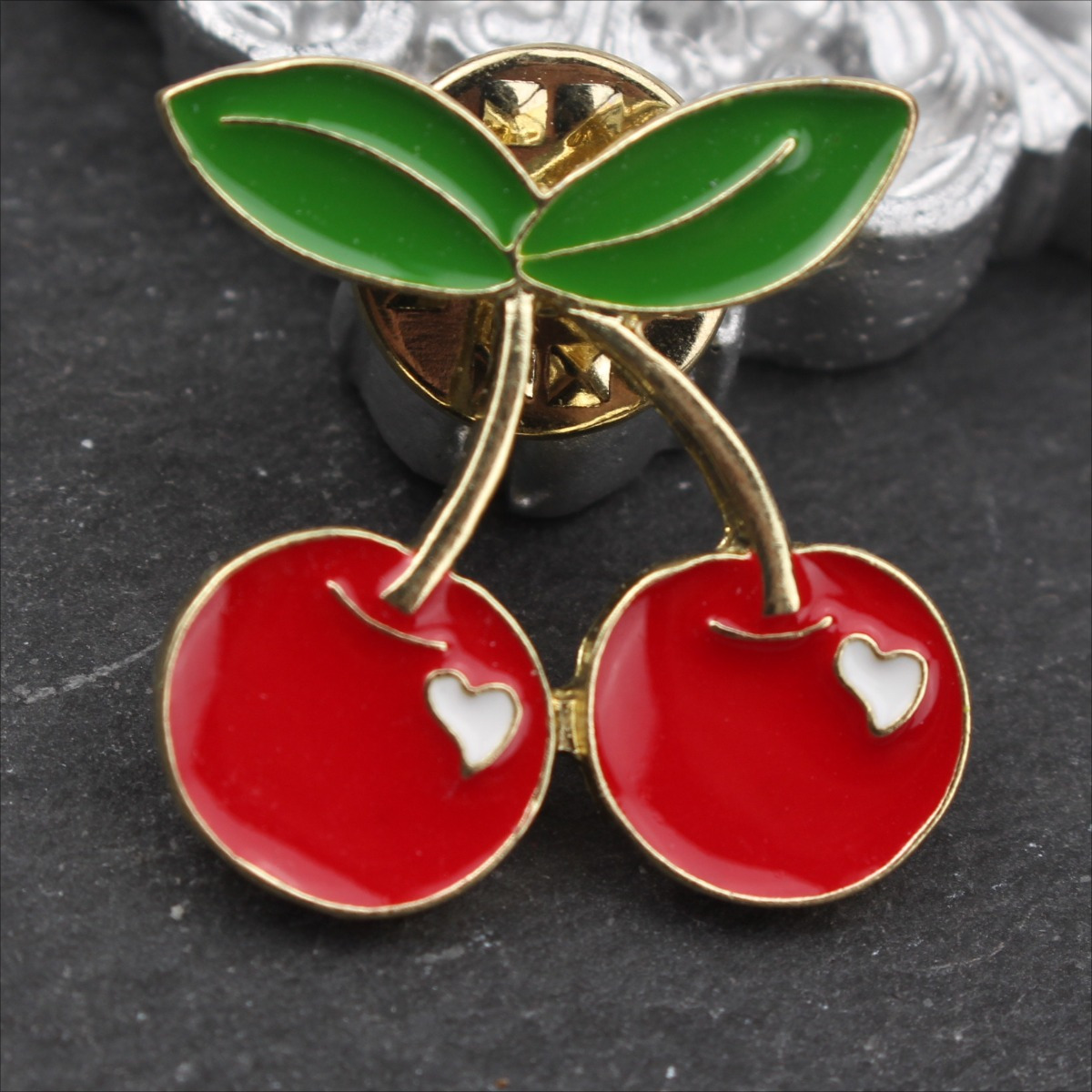 

Enamel Cherry Brooch Pin, Cute , Irregular Shape, Fashionable Schoolbag Clothing Accessory, Unisex Gift For Men And Women