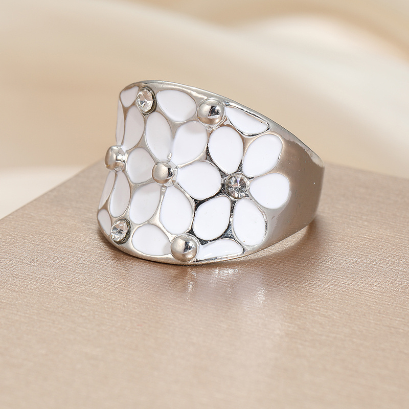 טבעת פרסת אמייל בעבודת טבעת אמייל בעבודת