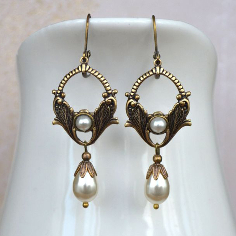 

2pcs Vintage Pattern Leaves Hollow Out Imitation Luxury Copper Earrings Woman Gift