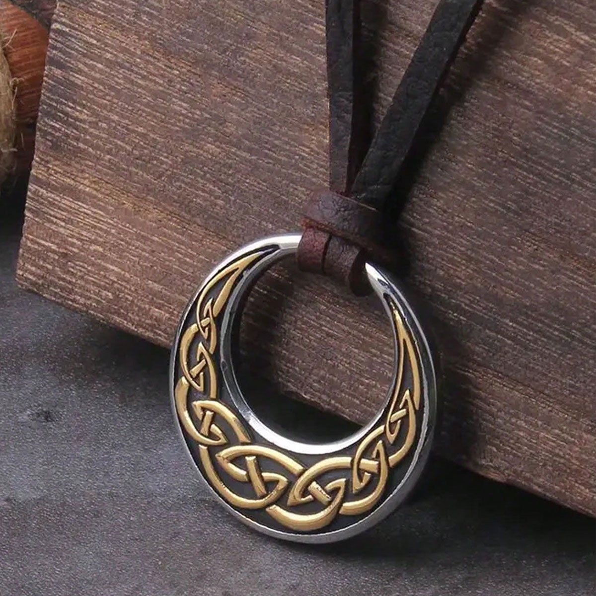 

Vintage Knot Round Pendant Necklace Adjustable Pu Leather Necklace Norway Style Jewelry Fashion Party Accessories Amulet Birthday Gift