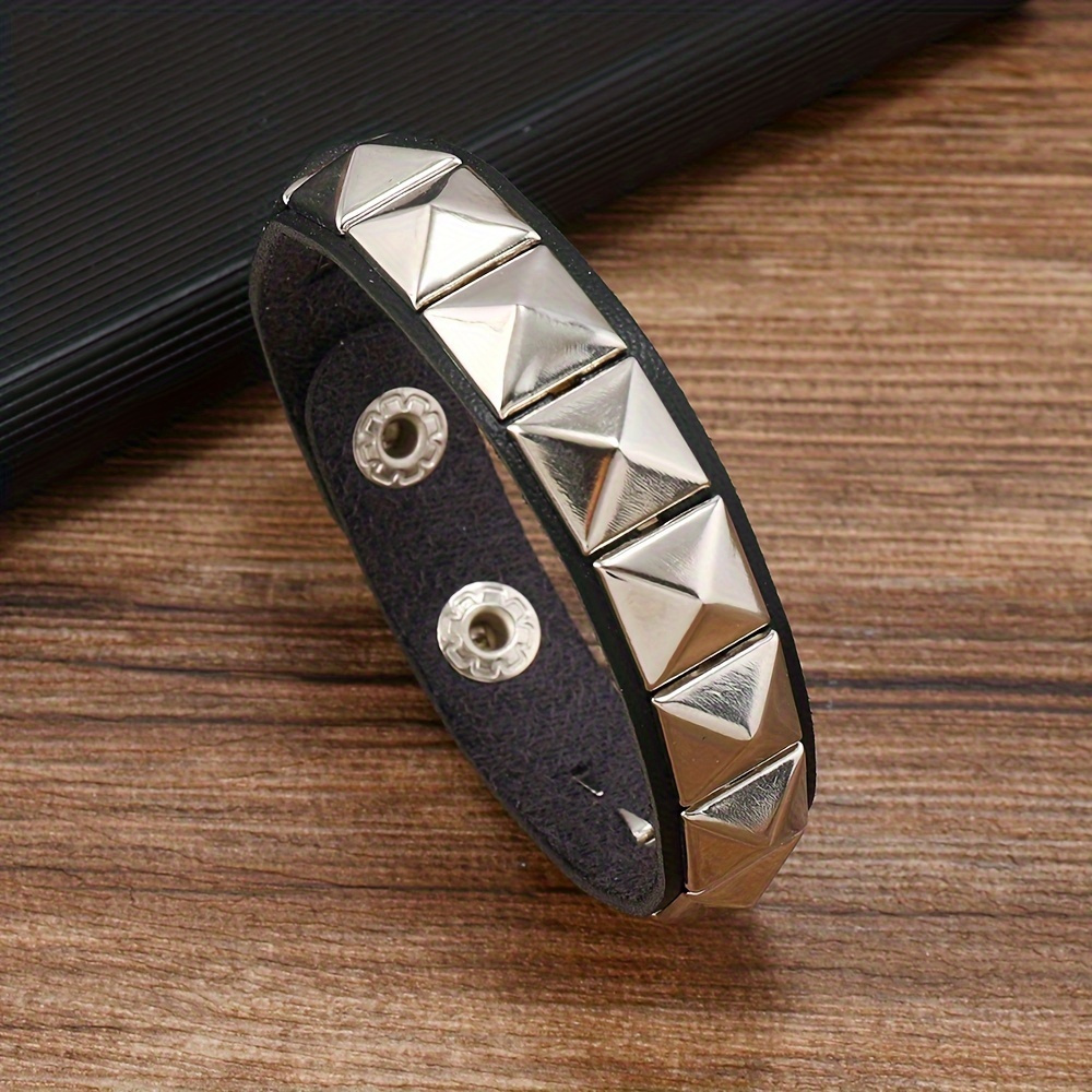 

Un bracelet carré punk pour couple, fait de cuir synthétique, pour hommes et femmes.