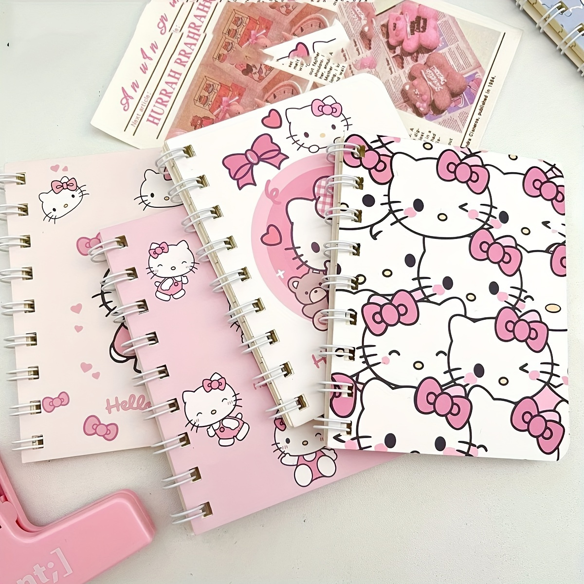 

1pc Cahier à Hello Kitty, thème dessin , mate, épais, pages perforées, style Americana personnalisé, avec de couleurs aléatoires, pour quotidienne