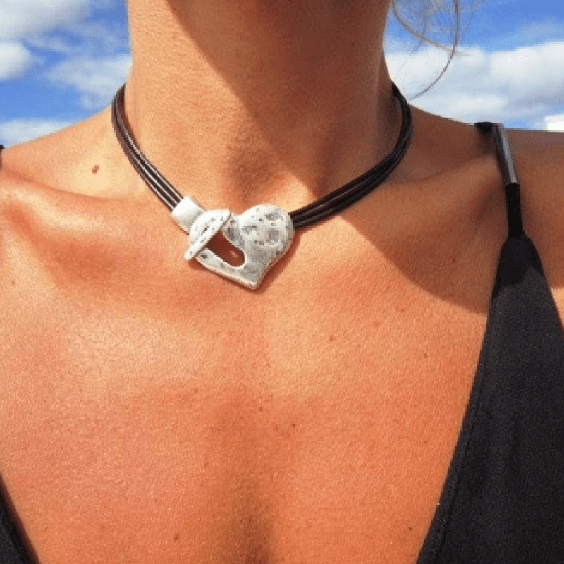 

[1pc Heart Pendant Leather Rope Necklace] 1pc Tribal Style Silver Plated Copper Heart Pendant Necklace, Multi-layered Leather Rope Choker, For & Gifting