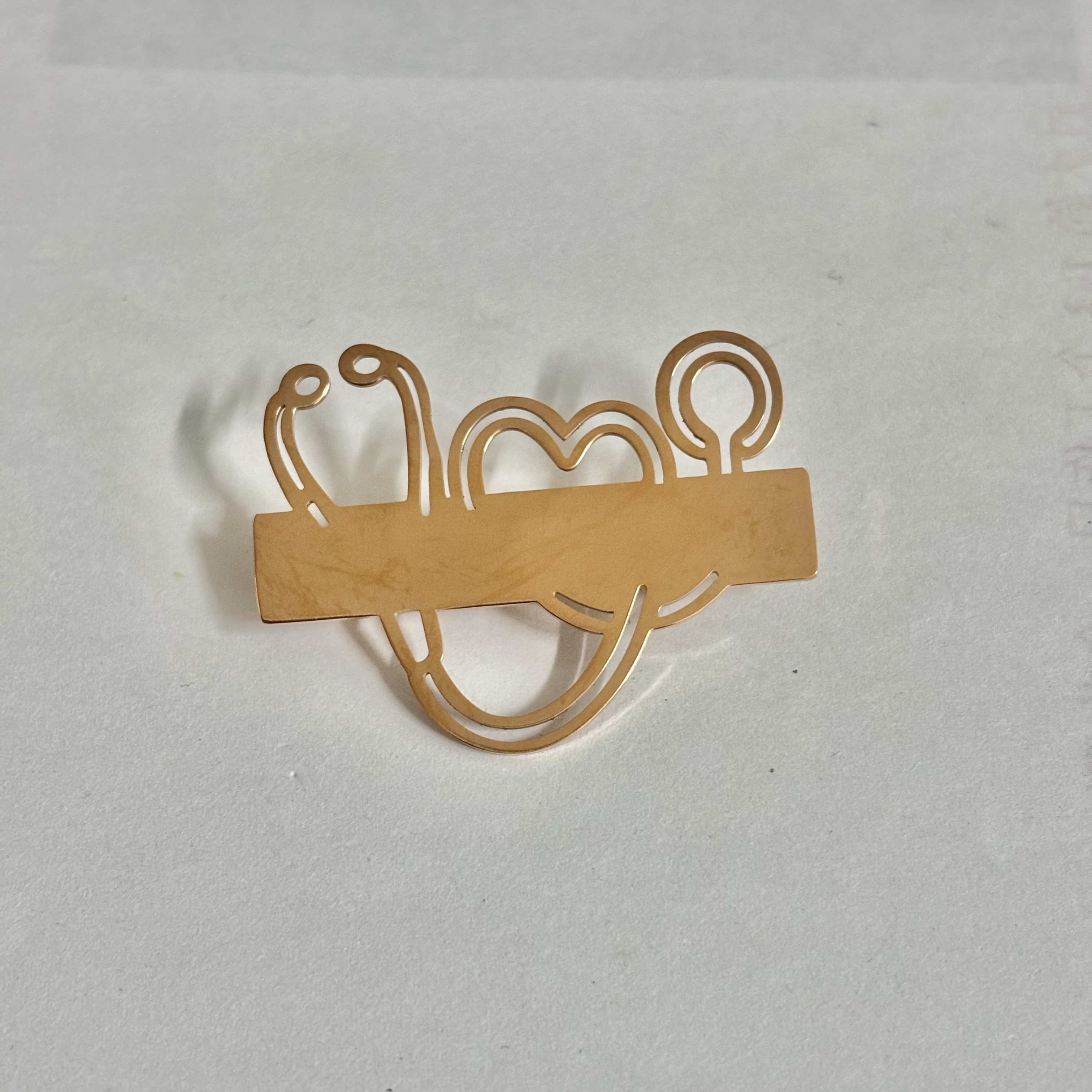 TEMU Broche estetoscopio personalizado, placa de grabada en acero inoxidable, accesorio elegante y único para médicos y enfermeras, con la que