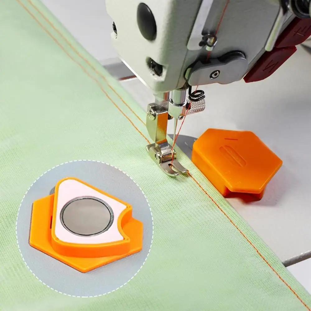 

Un Ensemble de Guides Magnétiques pour Couture: Accessoires pour Machine à Coudre avec Échelles pour Matelassage, Ourlet et Interfacing - des Guides Orange, Vert et Rose