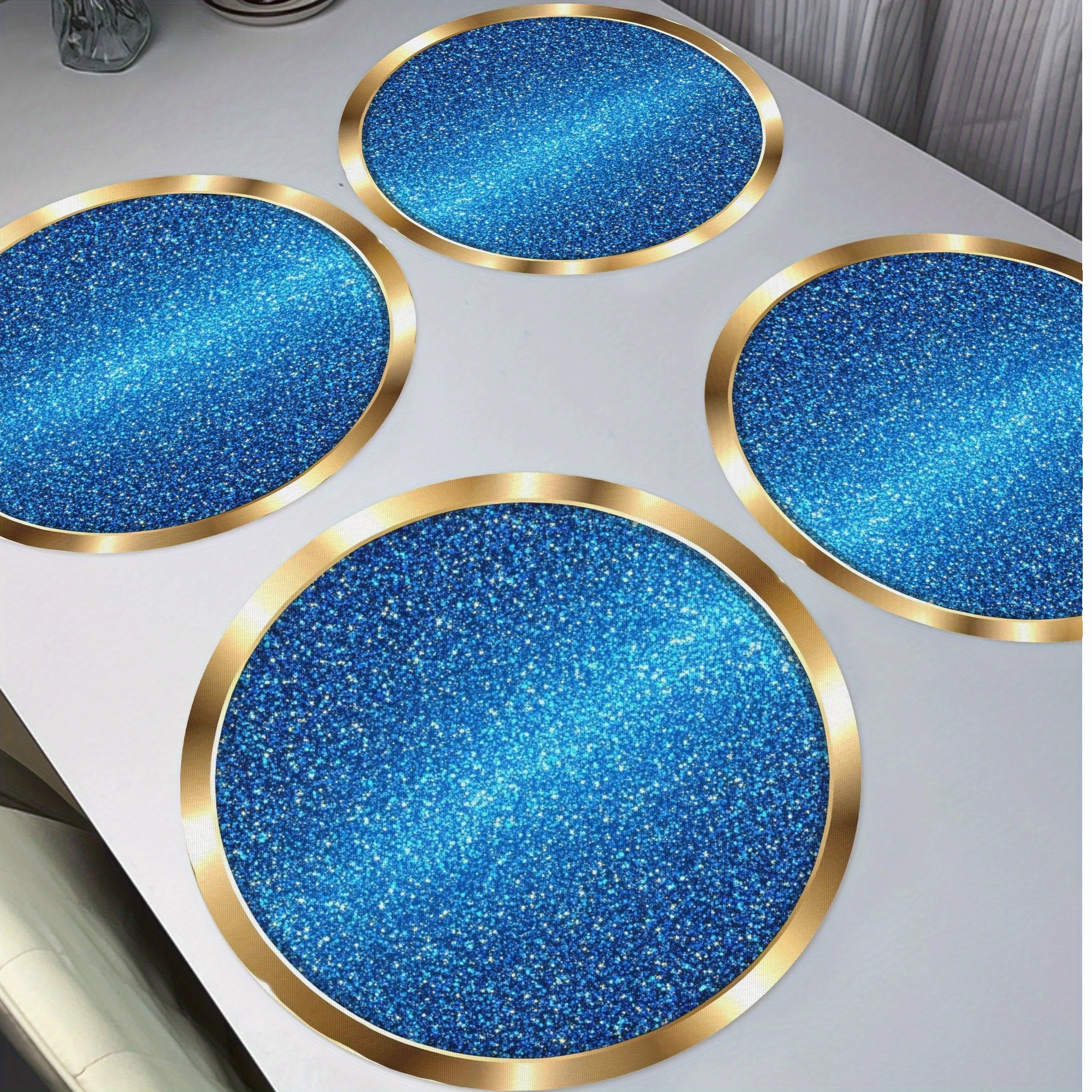 

4-Pack Étoiles Bleues avec Dentelle Dorée Sets de Sous-Plats Ronds, 15" Antidérapants Lavables Résistants à la Chaleur pour Fête, Cuisine, Décoration de Maison, Tissu Tricoté en Polyester, Lavage à