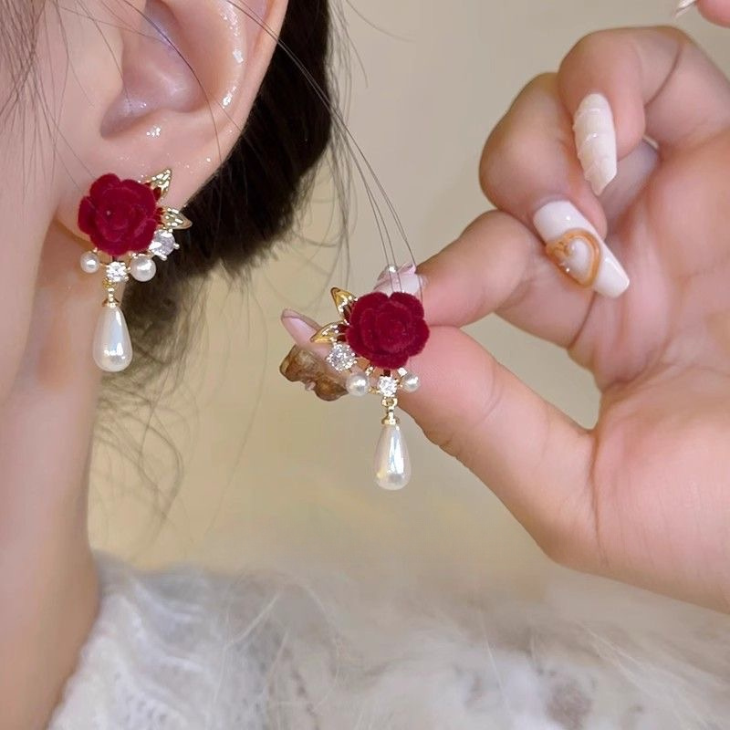 

1 Pair Of Vintage Flower Earrings With Light Bridal Dress Toasts