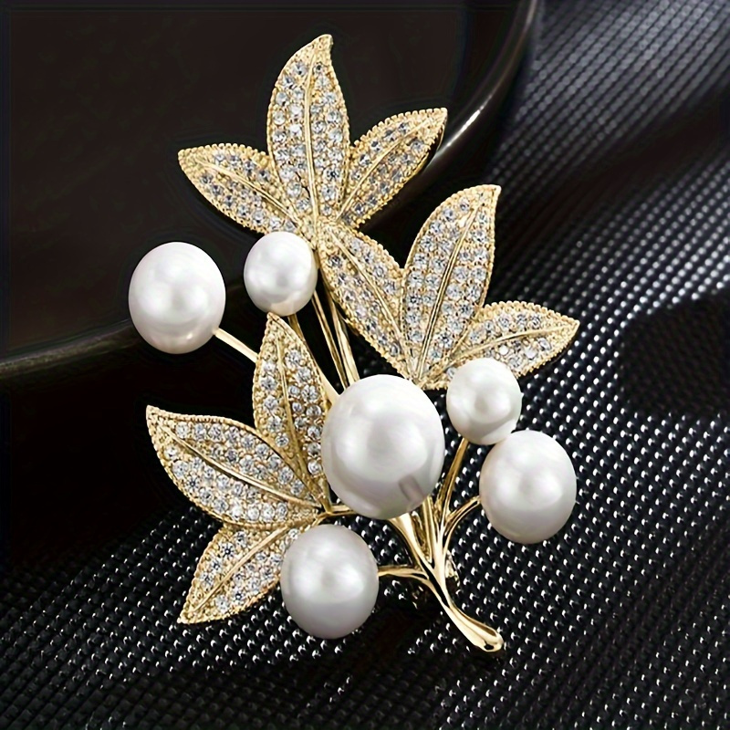 

An Elegant Brooch With A Sparkling Maple Leaf Design, Suit/ Chest Flower/ Dress/ Shawl/ Sweater Decoration, Luxurious Jewelry Fashion Trend, High-end Feeling, Retro Light Luxury Gift