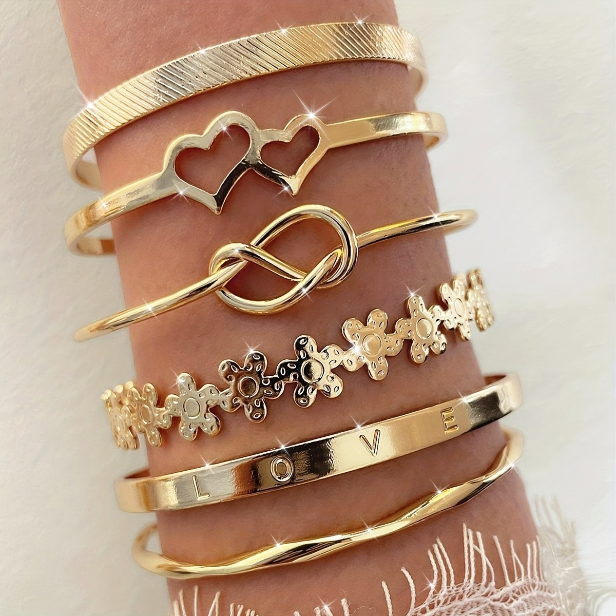 E-shop Elegantes 6-teiliges Golden-Tone Armband-Set mit Herz-, Blumen- & Knoten-Designs - Vintage-Stil Legierungsarmbänder für Frauen, für