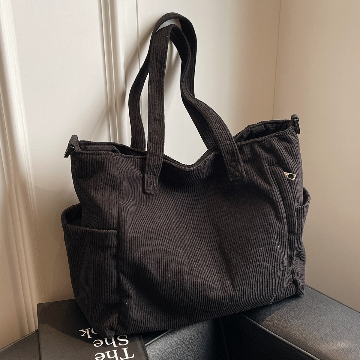 

Grand Sac Fourre-Tout Chic en Velours Noir pour Femmes - Doublure en Polyester , Sac à Épaule et Bandoulière Zippé avec Poignées Solides - pour , l'École et les Courses Quotidiennes, Sac Bandoulière