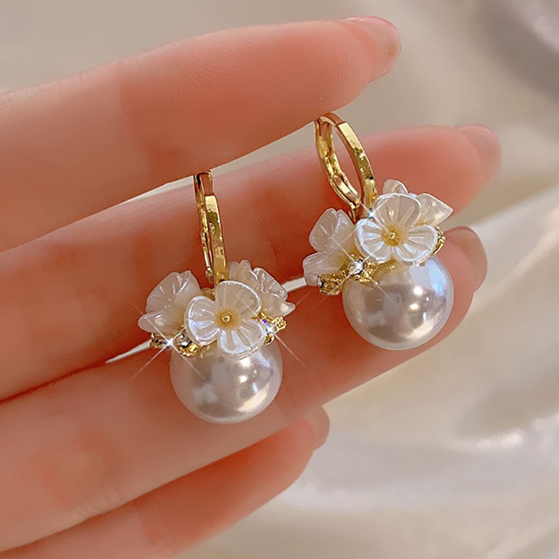 

Golden Artificial Pearl Pendant Pendant Earrings Elegant Copper Jewelry Earrings