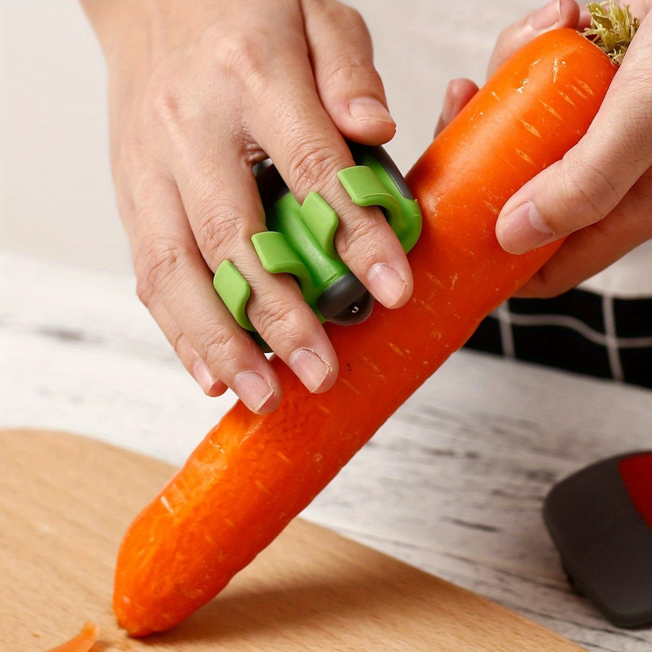 

1pc Éplucheur à légumes ergonomique en acier inoxydable avec poignées antidérapantes en caoutchouc - Éplucheur de confortable pour carottes, citrouilles et plus - Outil de cuisine