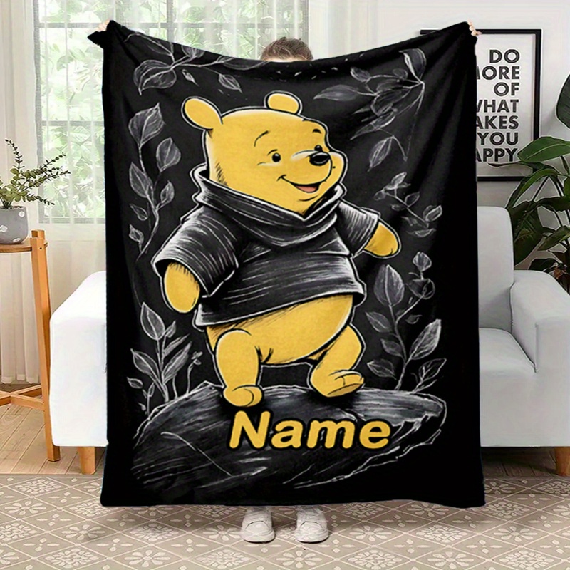 

Couverture en Flanelle Personnalisable avec Imprimé Pooh - Douce, Chaude & Personnalisée avec Votre Nom - Parfaite pour le Lit, le Canapé, la Chaise de Bureau - Cadeau Idéal pour Noël ou