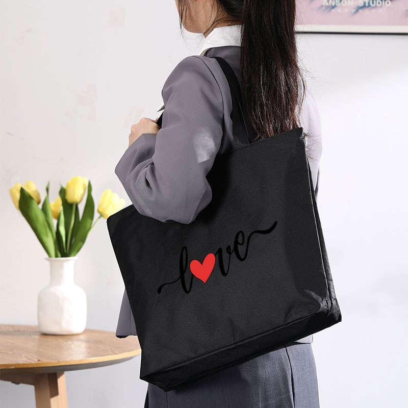 

Sac Fourre-Tout Chic Noir à Poignée Supérieure avec Slogan - Élégant, Spacieux Sac à Épaule pour Femme | Tissu Oxford , Lavable en Machine | Parfait pour la Plage, les &