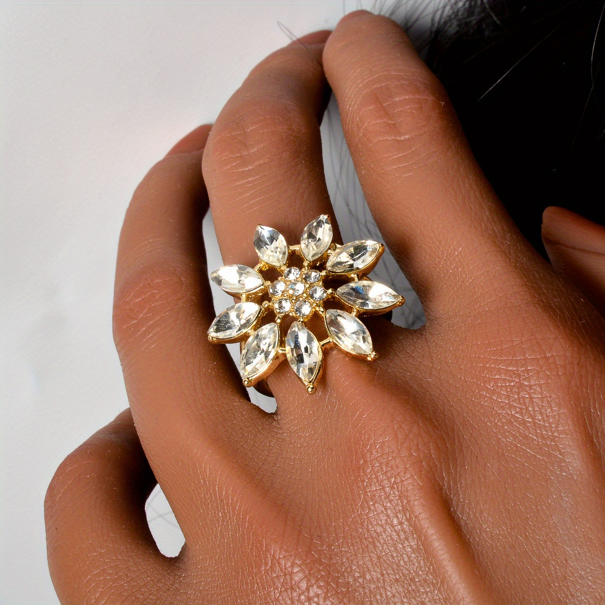 Elegant & Luxurious Women's Jewelry Set with Sparkling Zirconia Flower Pendants - Perfect for Weddings and Banquets, All-Season Wear