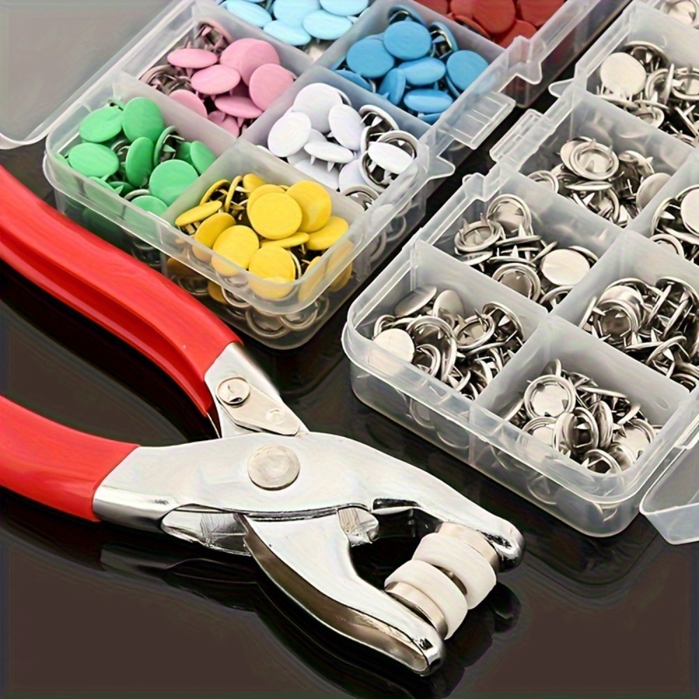 

Kit de 402 Boutons-pression avec Pinces à Main - Couleurs Assorties, Attaches Métalliques pour Couture, Loisirs Créatifs, Vêtements, Chapeaux & Sacs - un Boîtier de Rangement