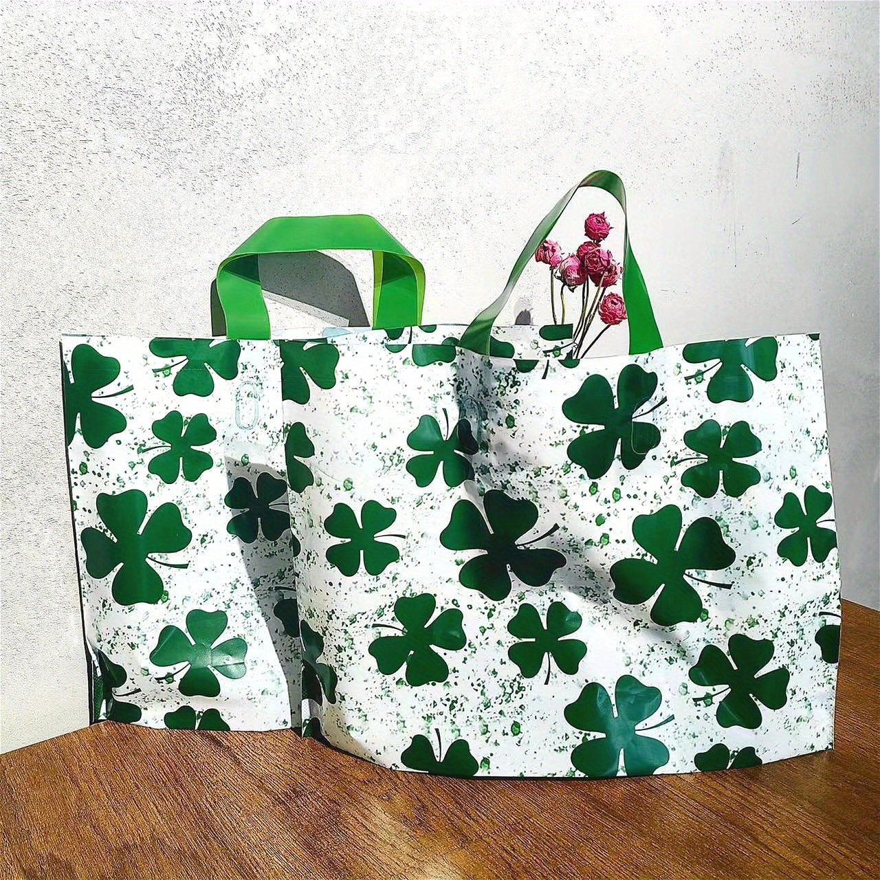 

Set Of 10 Clover Themed Gift Bags For Holiday Parties, Wrapping Gifts For Valentine's Day, , And Day. Stylish And Reusable Tote Bags For Clothing Shopping, Featuring Thickened Designs.