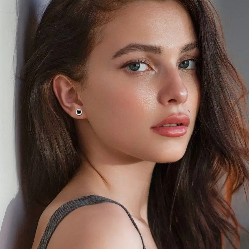Moissanite Stud Earrings in 925 Silver - Timeless Round