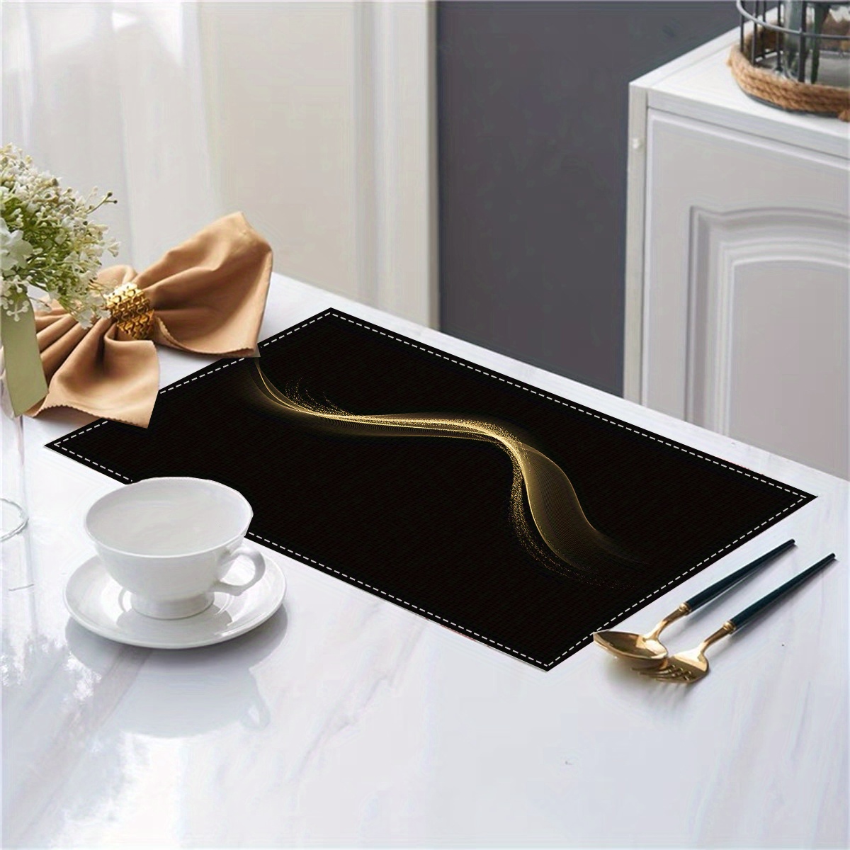 

4/6/8pcs Sets de Rayure Or Fond Noir, Sets de Table en Lin à la Chaleur Antidérapants, Adaptés pour la Décoration de Cuisine et Restaurant, Faciles à Nettoyer, Lavables à