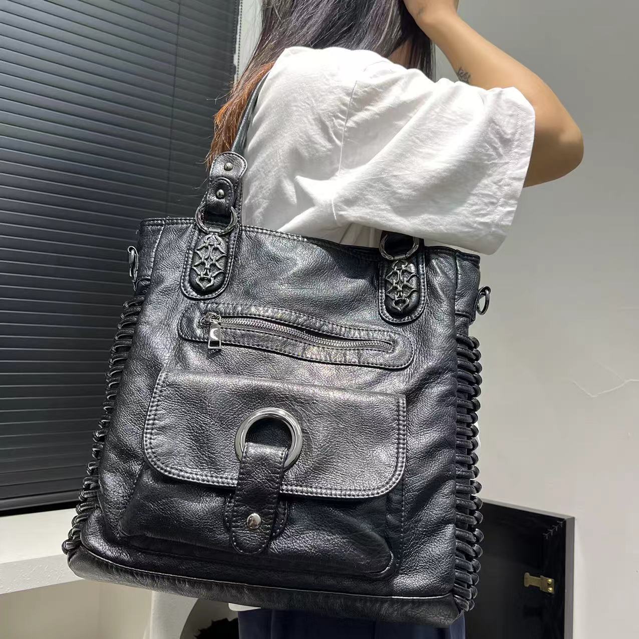 

Sac Fourre-Tout Vintage Y2K pour Femme - Grande , Bandoulière Réglable, Similicuir avec Poche , Noir