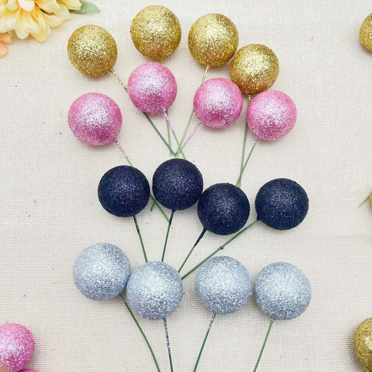 

Ensemble de 20 Boules Décoratives en Mousse Artificielle - Parfaites pour Noël, Anniversaire & Loisirs Créatifs DIY - Disponibles en Doré, Argenté, Rose, Noir