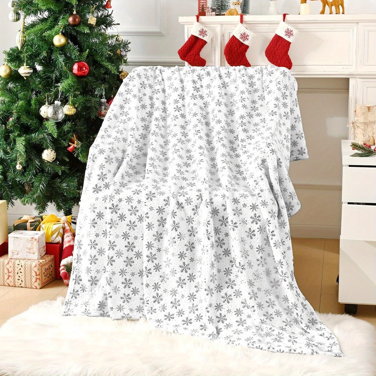 

1 Set Of Christmas Throw Blanket, Silvery Foil Print Throw Blanket, White Flannel Fleece Throw Blanket For Couch, Soft Cozy Luxury Blanket For Sofa Bed Christmas Decor