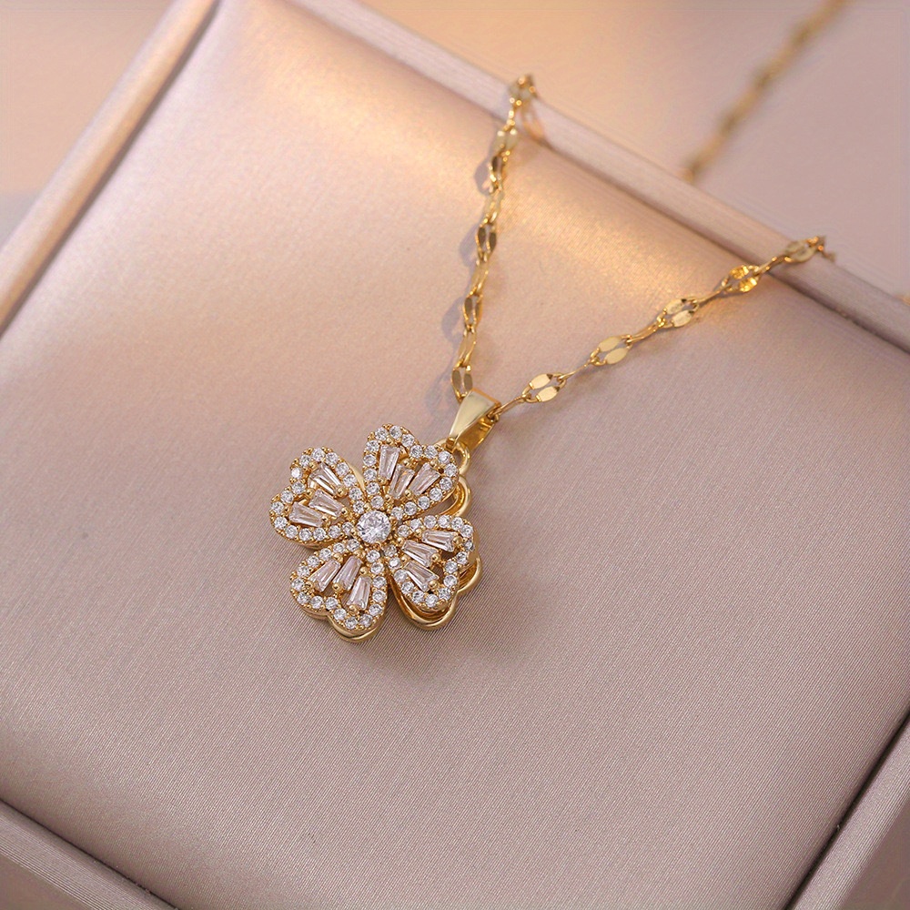 

A European And Necklace With A 360° Rotating Clover Pendant, Banquets And Parties, Offering A Temporary From Anxiety. This Jewelry Accessory Exudes A Light Luxury And Design Aesthetic.