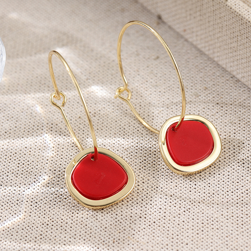 E-shop Schicke und einfache goldene runde Creolen aus Kupfer präsentieren eine auffällige rote Farbe für Damen. Ideal für den täglichen Gebrauch und