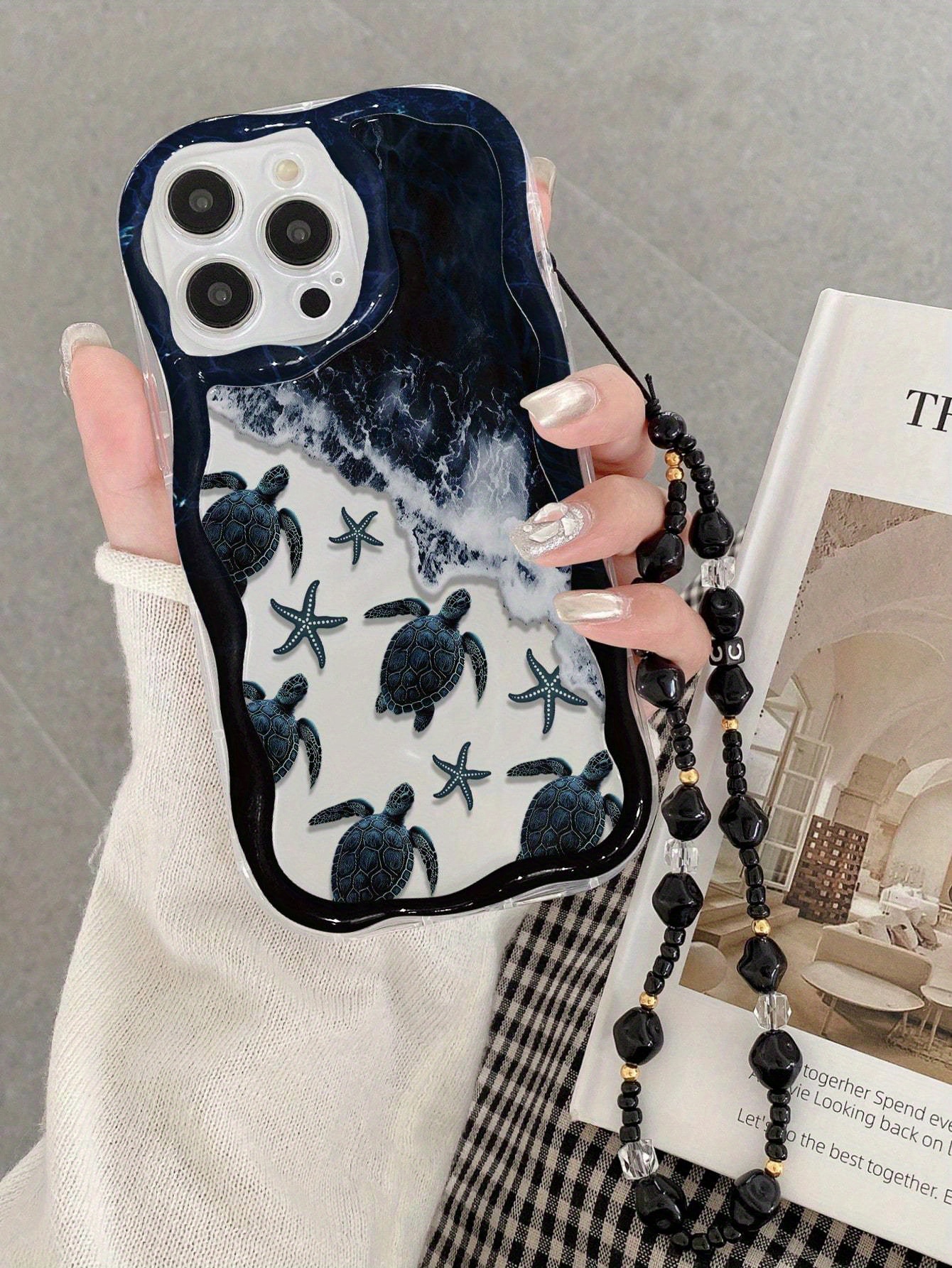 Beach Starfish And Sea Turtle Pattern Wave Gradient Painting Shockproof Phone Case with Handmade Beaded Bracelet, Compatible with Iphone 16, 15, 14, 13, 12 And 11 Pro Models, Made of TPU Protective Material. Ideal Choice for Family, Friends, Young People, Birthdays, Festivals, Boyfriends, Girlfriends And Valentine'S Day Gifts