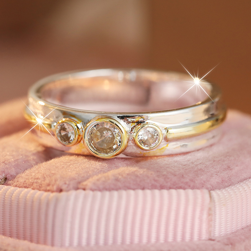 Fashionable Two-Color Easy Ring with Synthetic Zirconia